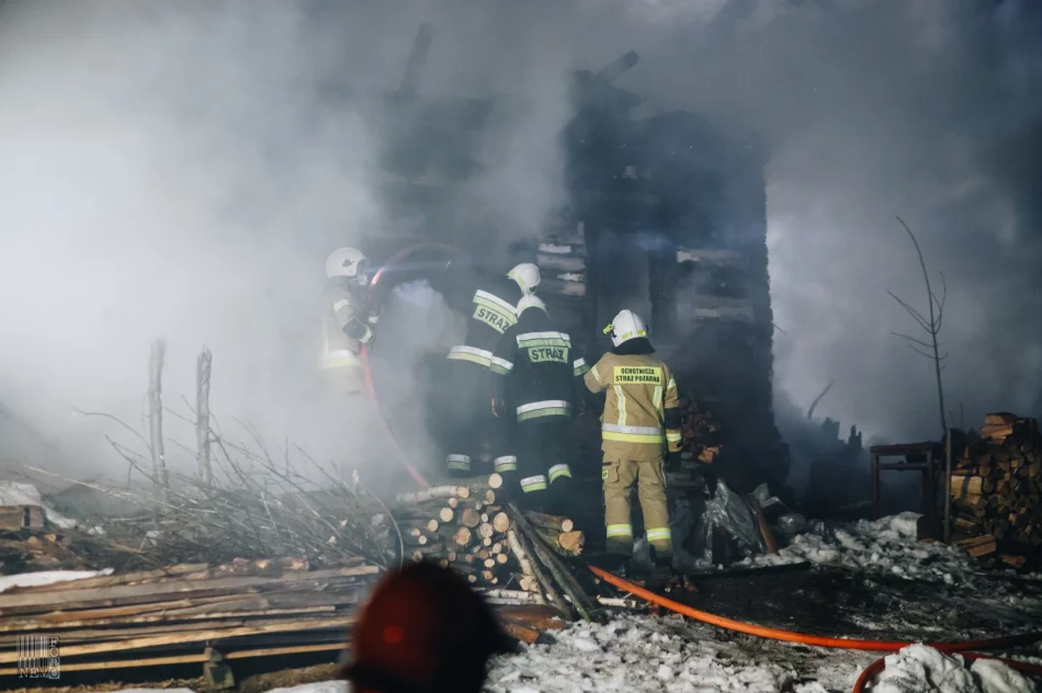 Spłonął drewniany dom, 3 inne budynki były zagrożone - zdjęcie 2