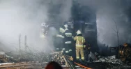 Spłonął drewniany dom, 3 inne budynki były zagrożone - zdjęcie 2
