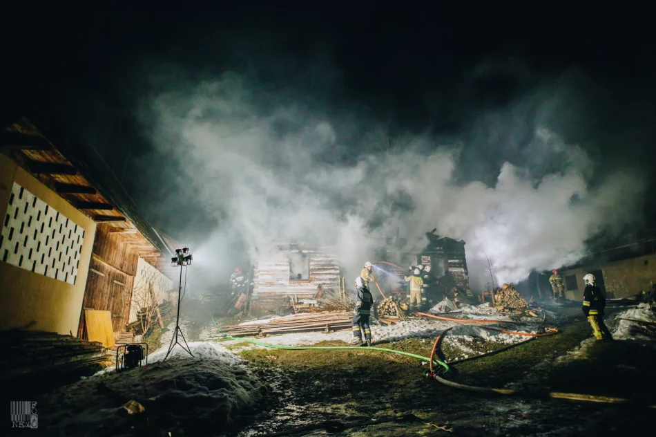 Spłonął drewniany dom, 3 inne budynki były zagrożone - zdjęcie 3