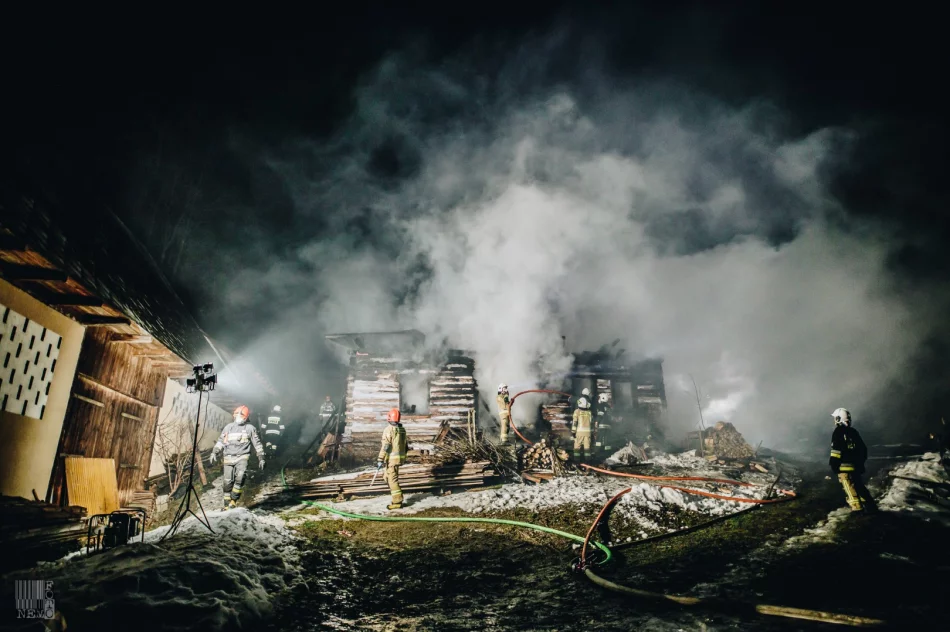 Spłonął drewniany dom, 3 inne budynki były zagrożone - zdjęcie 4