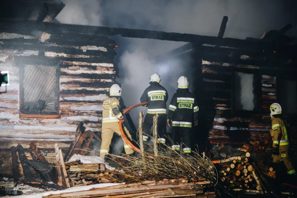 Spłonął drewniany dom, 3 inne budynki były zagrożone - zdjęcie 5