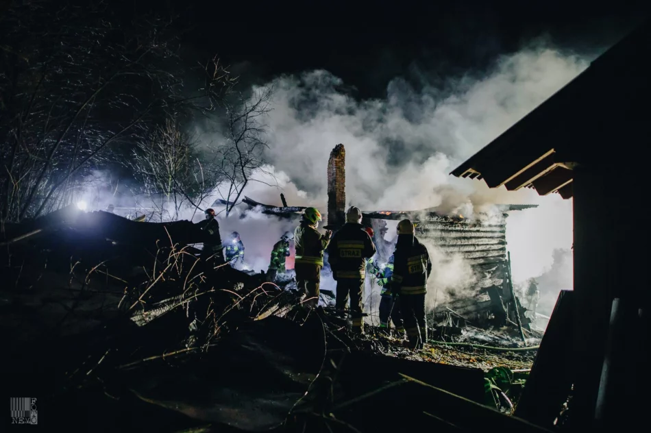 Spłonął drewniany dom, 3 inne budynki były zagrożone - zdjęcie 6