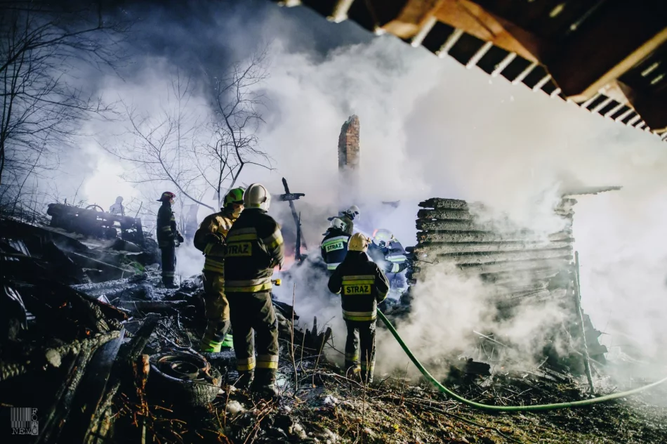 Spłonął drewniany dom, 3 inne budynki były zagrożone - zdjęcie 7