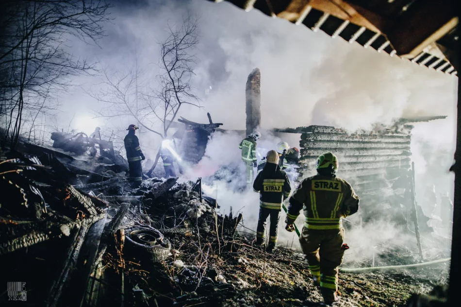 Spłonął drewniany dom, 3 inne budynki były zagrożone - zdjęcie 8