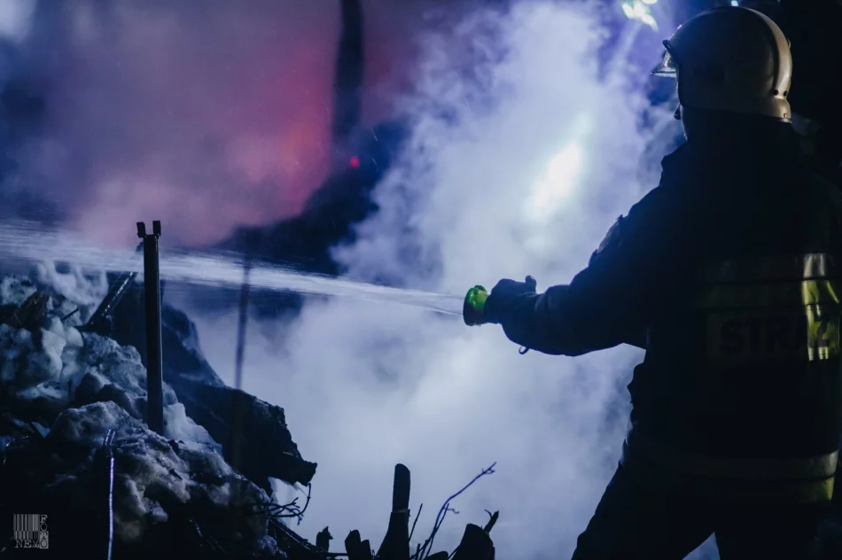 Spłonął drewniany dom, 3 inne budynki były zagrożone - zdjęcie 10