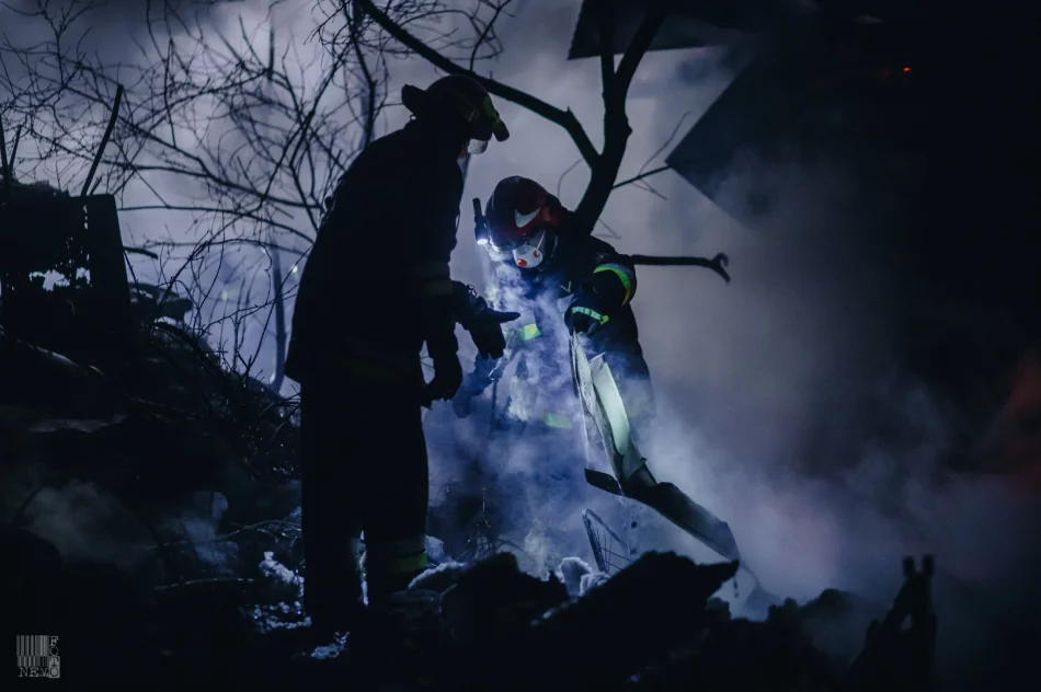 Spłonął drewniany dom, 3 inne budynki były zagrożone - zdjęcie 11