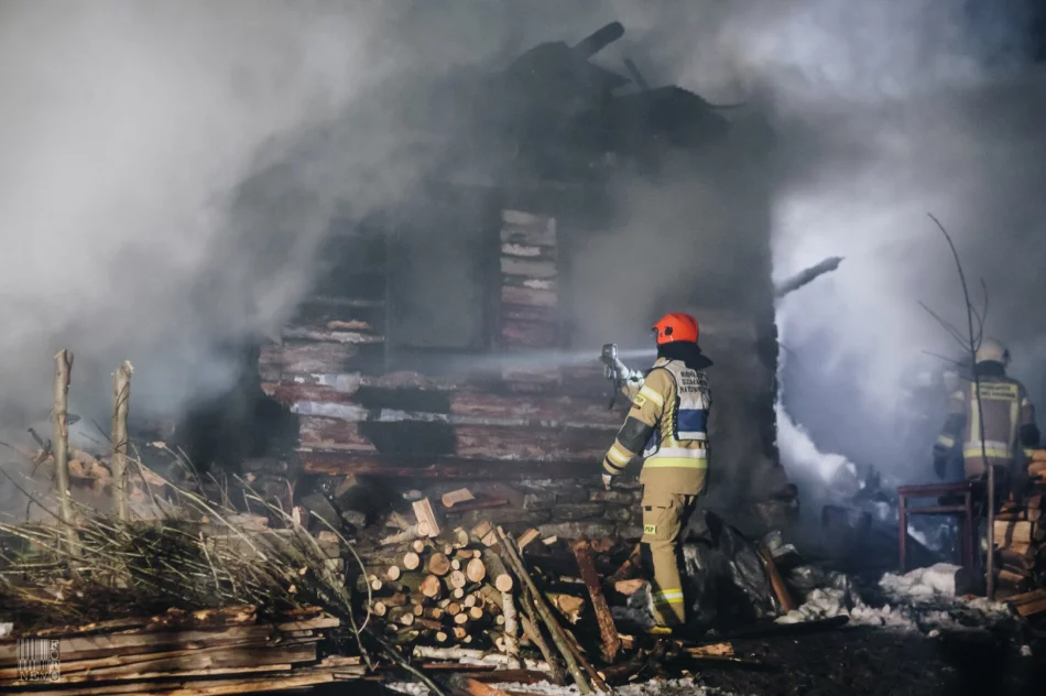 Spłonął drewniany dom, 3 inne budynki były zagrożone - zdjęcie 13