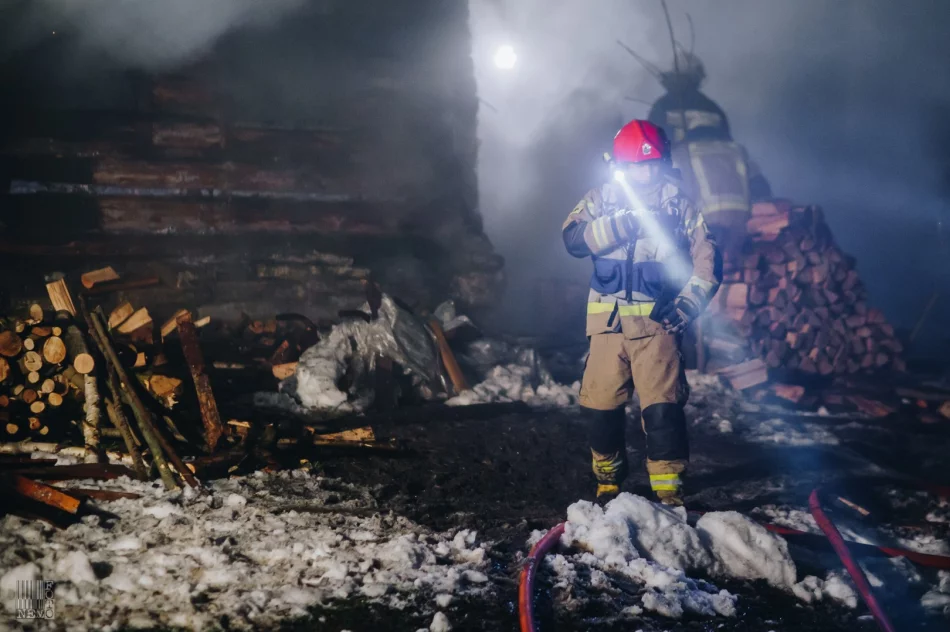 Spłonął drewniany dom, 3 inne budynki były zagrożone - zdjęcie 14