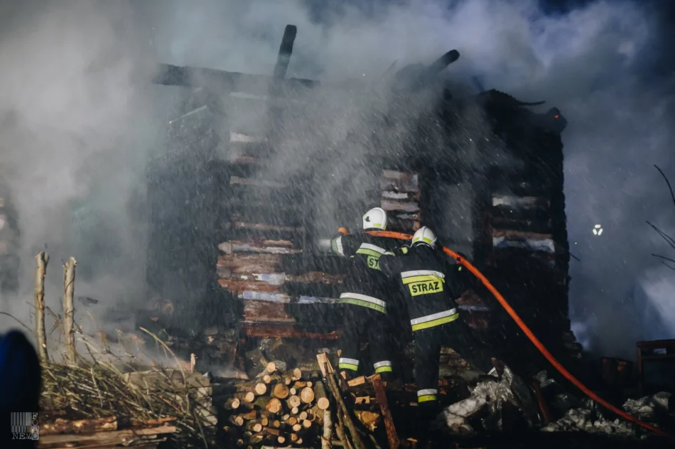 Spłonął drewniany dom, 3 inne budynki były zagrożone - zdjęcie 15