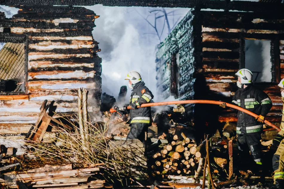 Spłonął drewniany dom, 3 inne budynki były zagrożone - zdjęcie 16