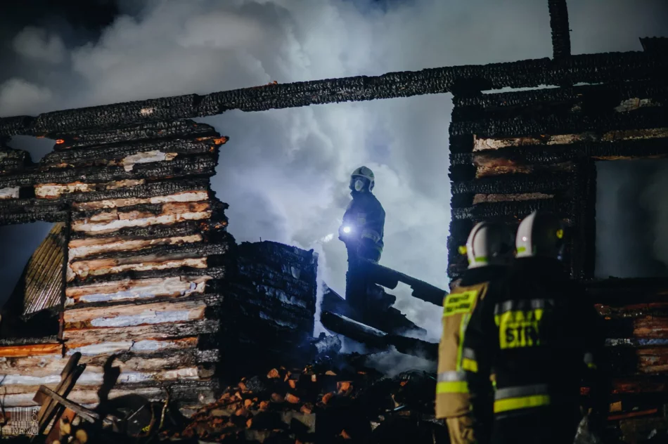 Spłonął drewniany dom, 3 inne budynki były zagrożone - zdjęcie 17
