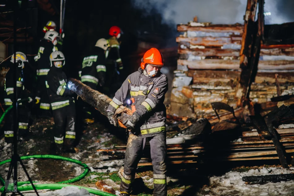 Spłonął drewniany dom, 3 inne budynki były zagrożone - zdjęcie 20