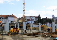 Postępują prace przy budowie parkingu - zdjęcie główne