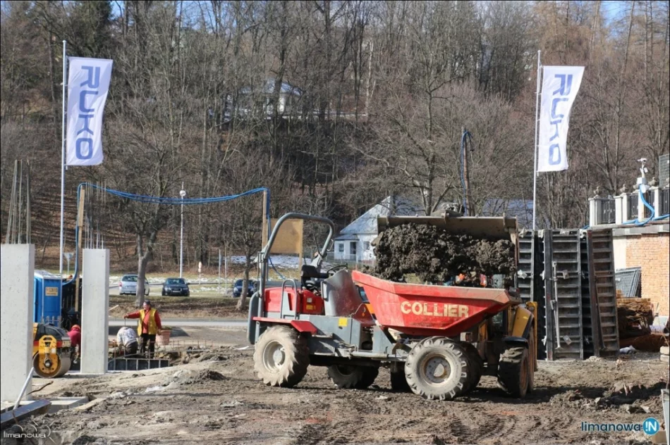 Postępują prace przy budowie parkingu - zdjęcie 5