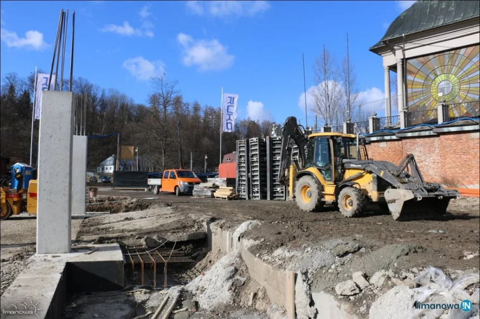 Postępują prace przy budowie parkingu - zdjęcie 16