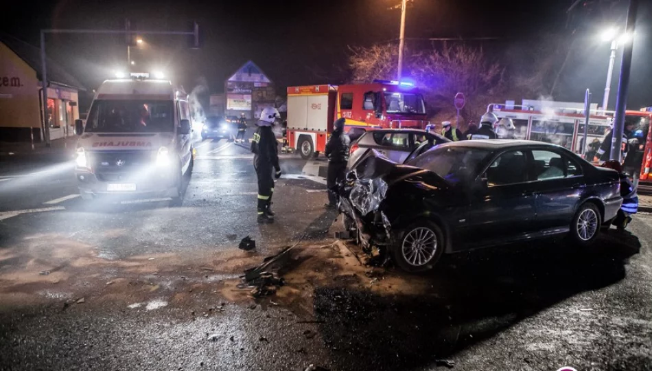 Czołowe zderzenie aut, trzy osoby poszkodowane - zdjęcie 1