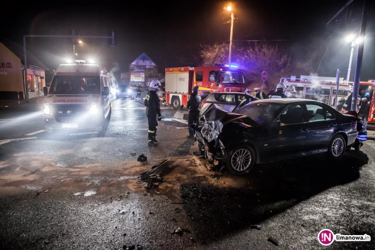 Czołowe zderzenie aut, trzy osoby poszkodowane