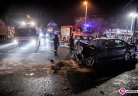 Czołowe zderzenie aut, trzy osoby poszkodowane - zdjęcie główne