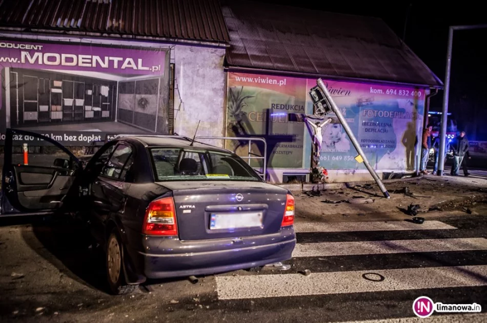 Czołowe zderzenie aut, trzy osoby poszkodowane - zdjęcie 2