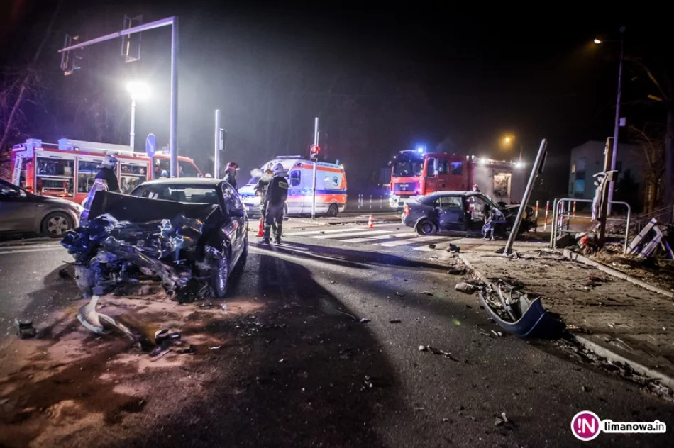 Czołowe zderzenie aut, trzy osoby poszkodowane - zdjęcie 3