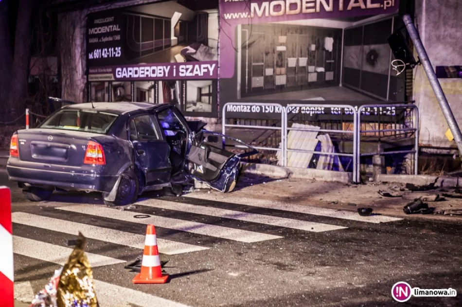 Czołowe zderzenie aut, trzy osoby poszkodowane - zdjęcie 4