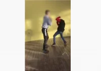 „Ustawka” dwóch nastolatków w parku na oczach grupy młodzieży - zdjęcie główne