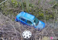 Auto wpadło do koryta potoku - zdjęcie główne