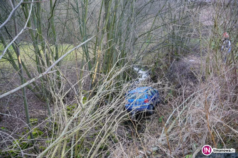 Auto wpadło do koryta potoku - zdjęcie 2