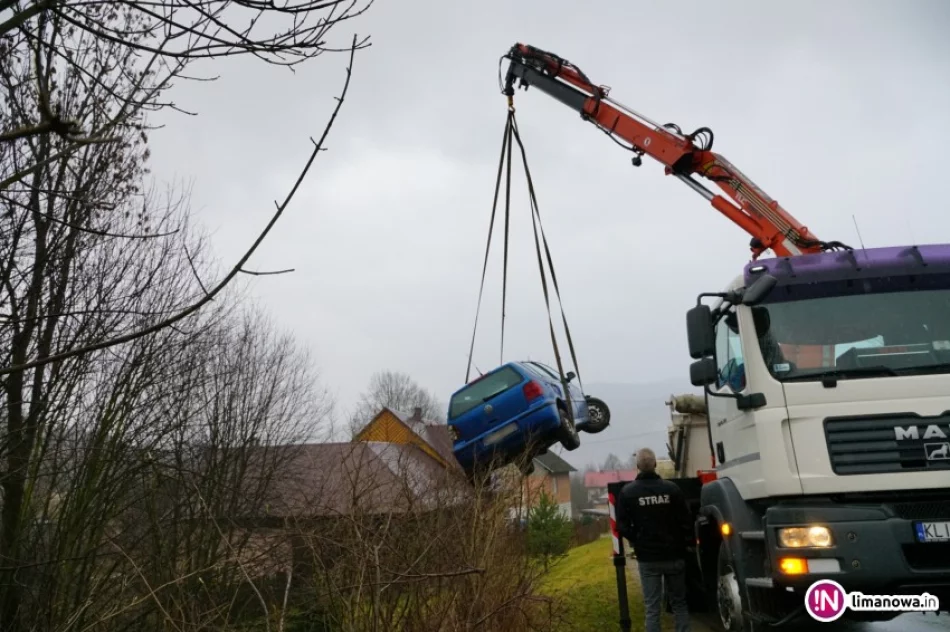 Auto wpadło do koryta potoku - zdjęcie 3