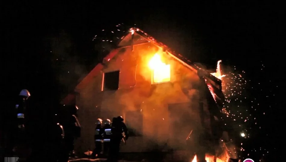 Spłonął dom letniskowy - 200 tys. zł strat (wideo) - zdjęcie 1