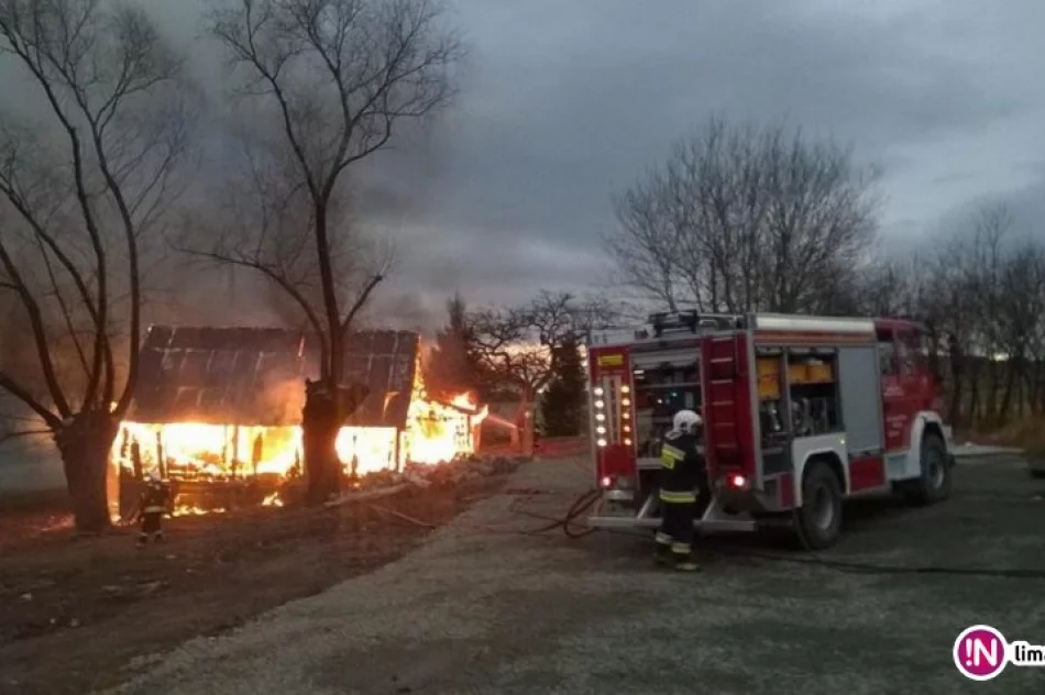 Pożar budynków gospodarczych, strażacy ratowali dom - zdjęcie 2