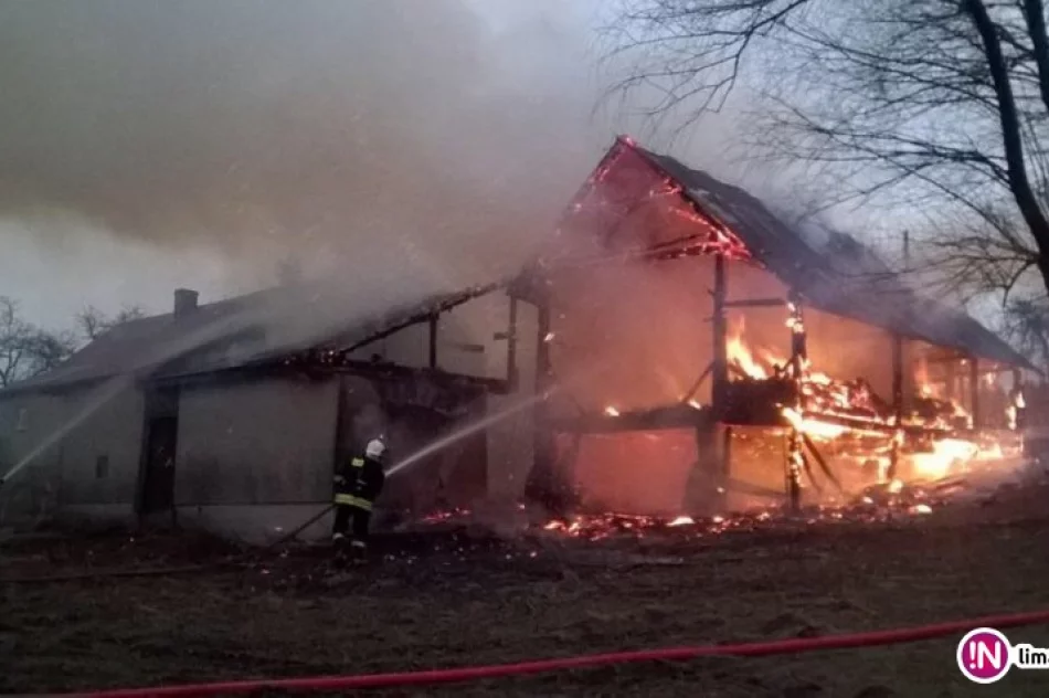 Pożar budynków gospodarczych, strażacy ratowali dom - zdjęcie 3
