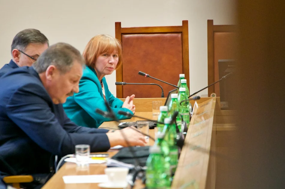 Rodzice na komisji oświaty: "Przeliczamy nasze dzieci na 600 tys. zł?!" - zdjęcie 2