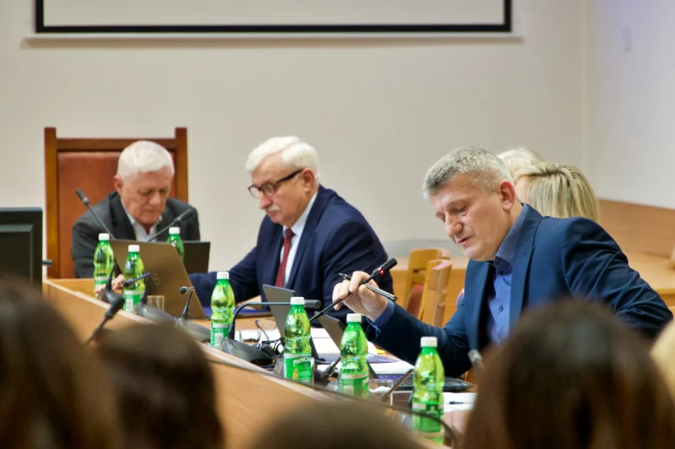 Rodzice na komisji oświaty: "Przeliczamy nasze dzieci na 600 tys. zł?!" - zdjęcie 3