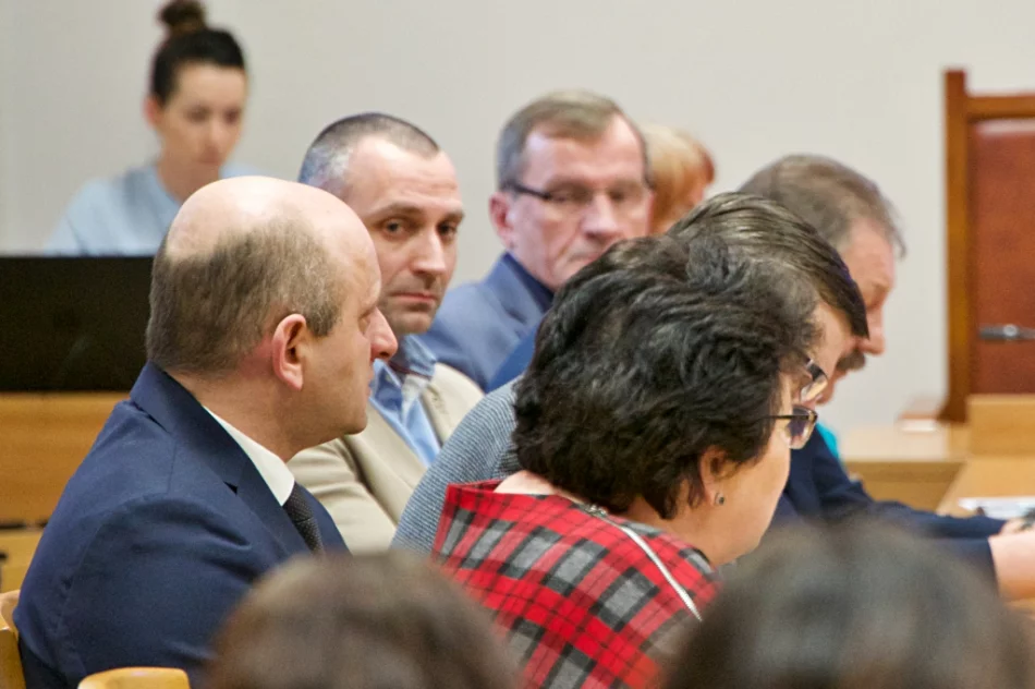 Rodzice na komisji oświaty: "Przeliczamy nasze dzieci na 600 tys. zł?!" - zdjęcie 4