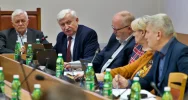 Rodzice na komisji oświaty: "Przeliczamy nasze dzieci na 600 tys. zł?!" - zdjęcie 5
