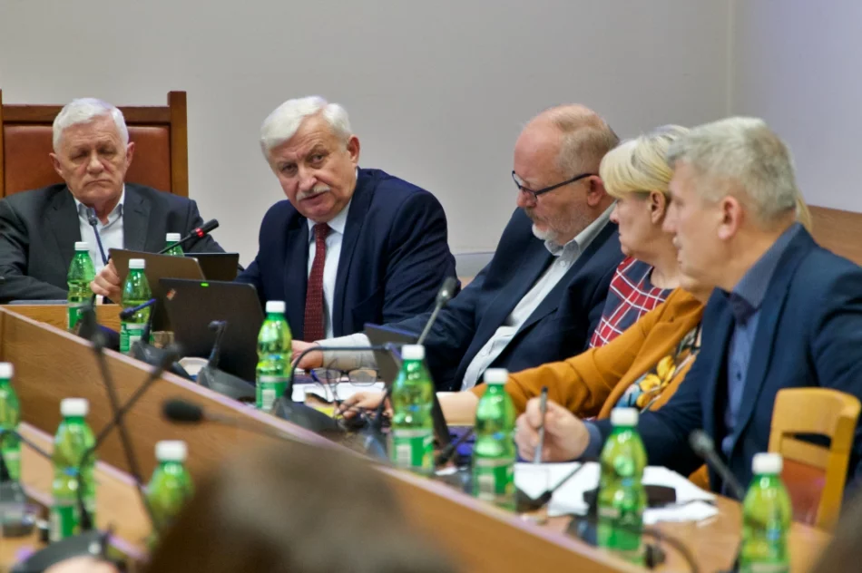 Rodzice na komisji oświaty: "Przeliczamy nasze dzieci na 600 tys. zł?!" - zdjęcie 5