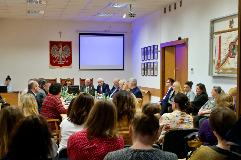 Rodzice na komisji oświaty: "Przeliczamy nasze dzieci na 600 tys. zł?!" - zdjęcie 6