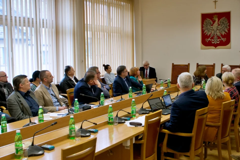 Rodzice na komisji oświaty: "Przeliczamy nasze dzieci na 600 tys. zł?!" - zdjęcie 8