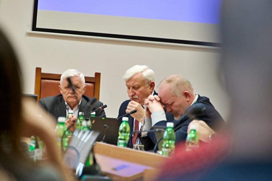 Rodzice na komisji oświaty: "Przeliczamy nasze dzieci na 600 tys. zł?!" - zdjęcie 9