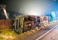 Ciężarówka z drewnem wywróciła się do przydrożnego rowu. Kierowca pijany i agresywny - zdjęcie główne