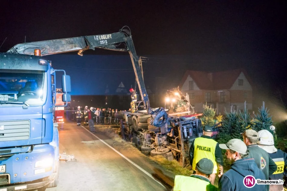 Ciężarówka z drewnem wywróciła się do przydrożnego rowu. Kierowca pijany i agresywny - zdjęcie 2