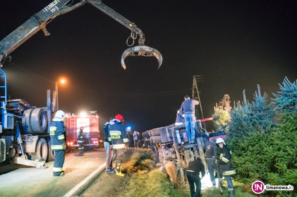 Ciężarówka z drewnem wywróciła się do przydrożnego rowu. Kierowca pijany i agresywny - zdjęcie 3