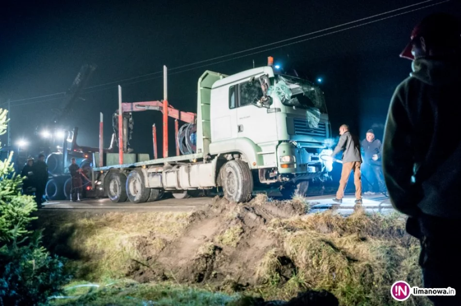 Ciężarówka z drewnem wywróciła się do przydrożnego rowu. Kierowca pijany i agresywny - zdjęcie 4