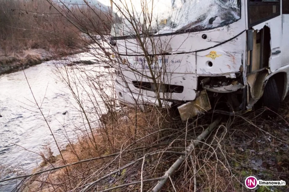 Tragiczne zderzenie samochodu z autobusem (wideo) - zdjęcie 4