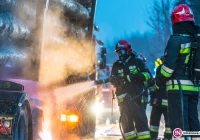 Pożar koła ciężarówki. Ogień udało się opanować (wideo) - zdjęcie główne