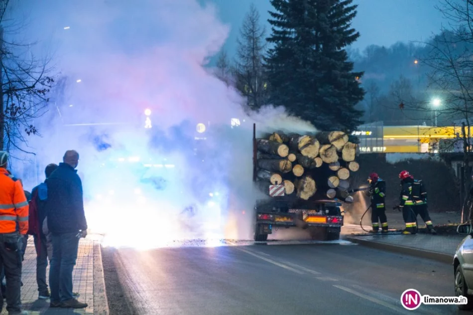 Pożar koła ciężarówki. Ogień udało się opanować (wideo) - zdjęcie 2