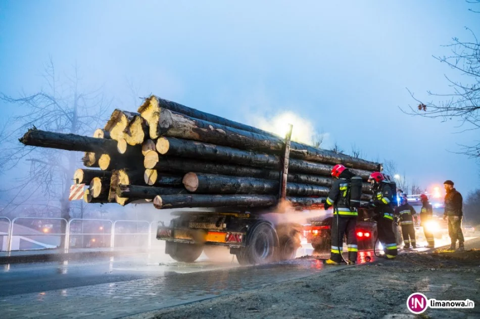 Pożar koła ciężarówki. Ogień udało się opanować (wideo) - zdjęcie 4
