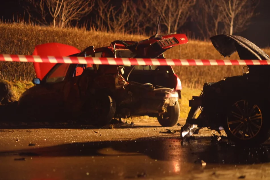 Zderzenie dwóch aut, jedna osoba zabrana do szpitala - zdjęcie 2