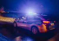 Wypadł z drogi i uderzył w zaparkowane auto - zdjęcie główne